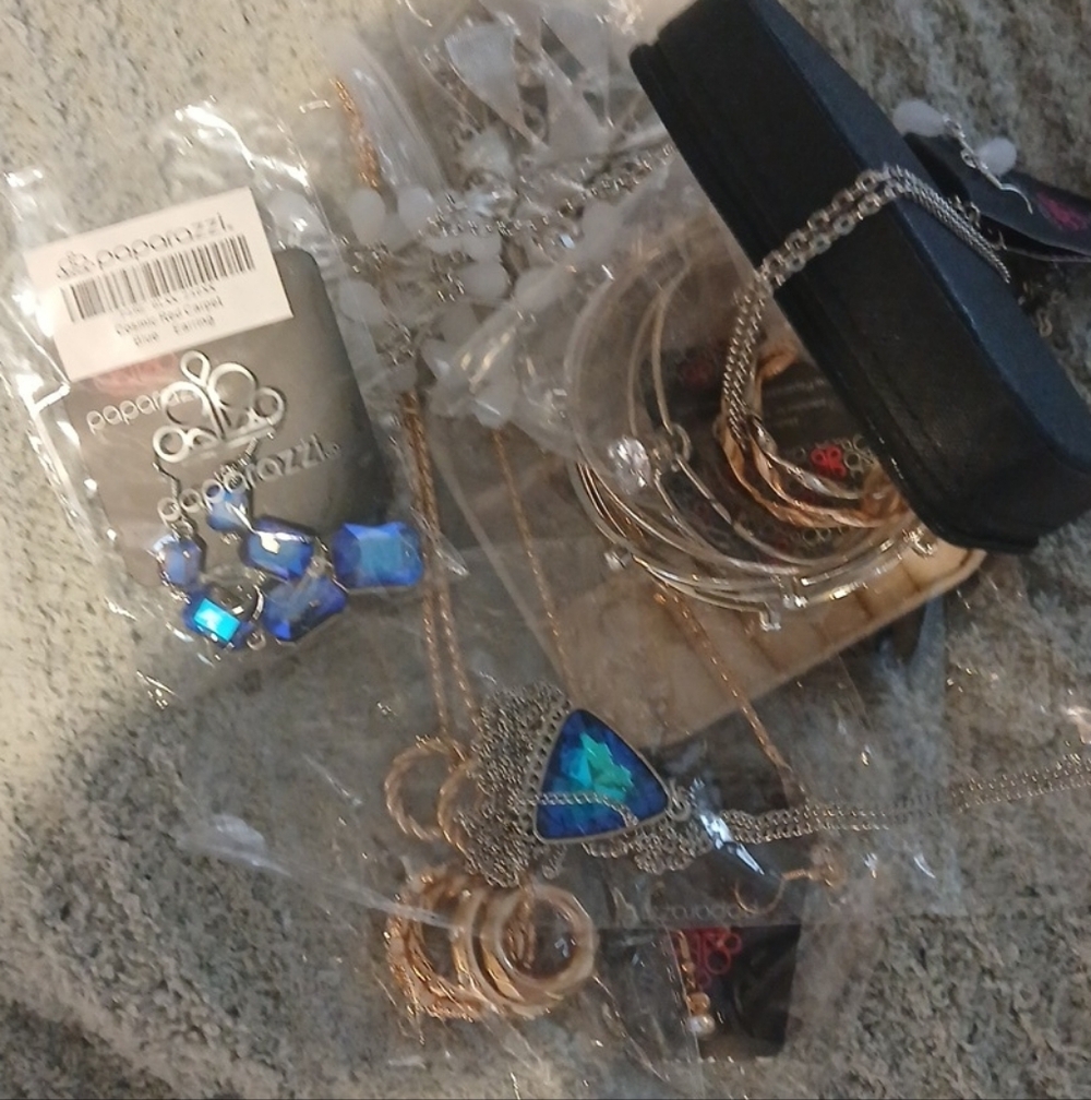8 new pc. Of jewlery bundle Withtravel Jewlery Box.